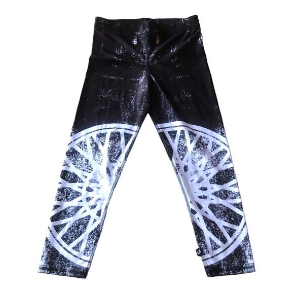 TEREZ SOUL CYCLE Printed Performance Capri Legging Black White Wheel SM - Picture 2 of 14
